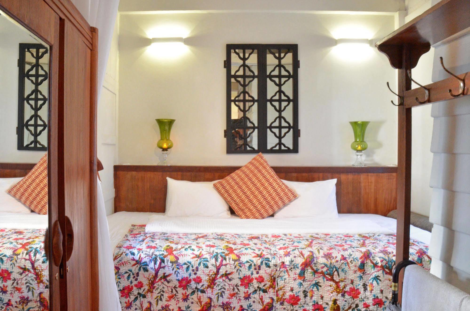 Muntri Mews Hotel George Town Exterior photo